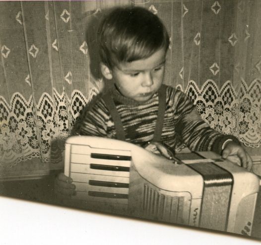 Andreas als Kleinkind am Hohner Accordeon